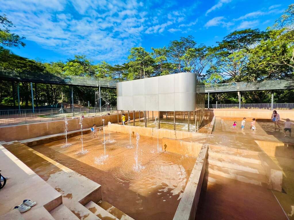 為配合市府節水政策，親水廣場即日起將暫停開放使用。