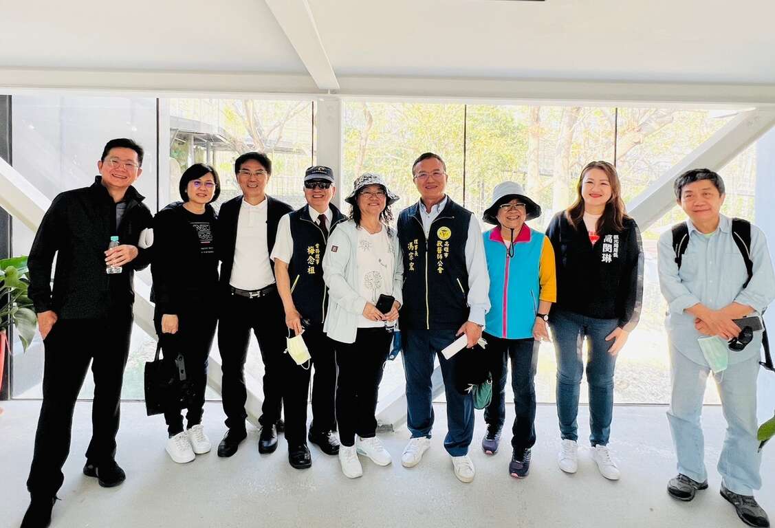 圖2 專家學者在觀察廊合影