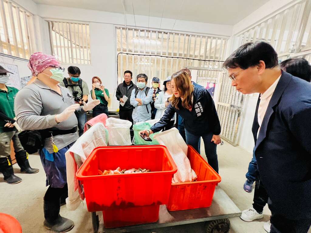 圖3 保育員向來訪的獸醫師說明動物日常食材