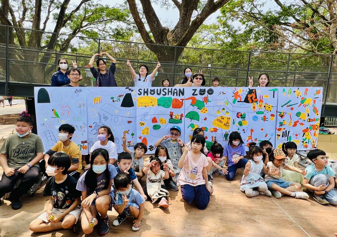 圖2 參與萬獸圖繪畫創作的大小朋友們