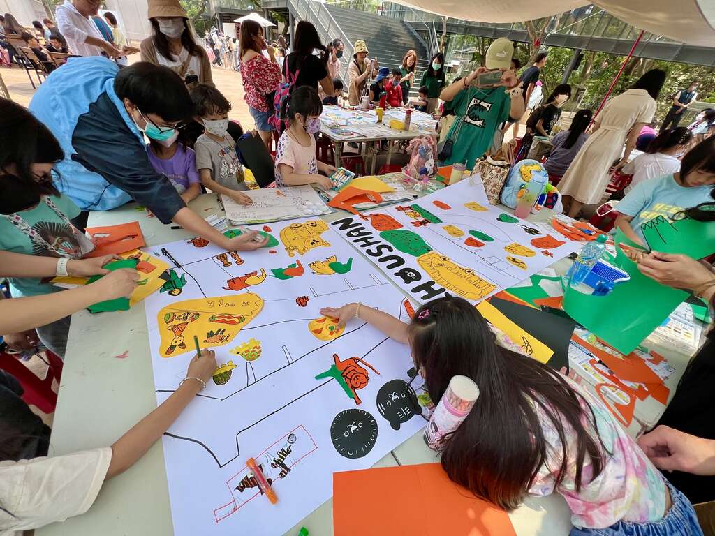 圖3 大小朋友進行萬獸圖繪畫創作