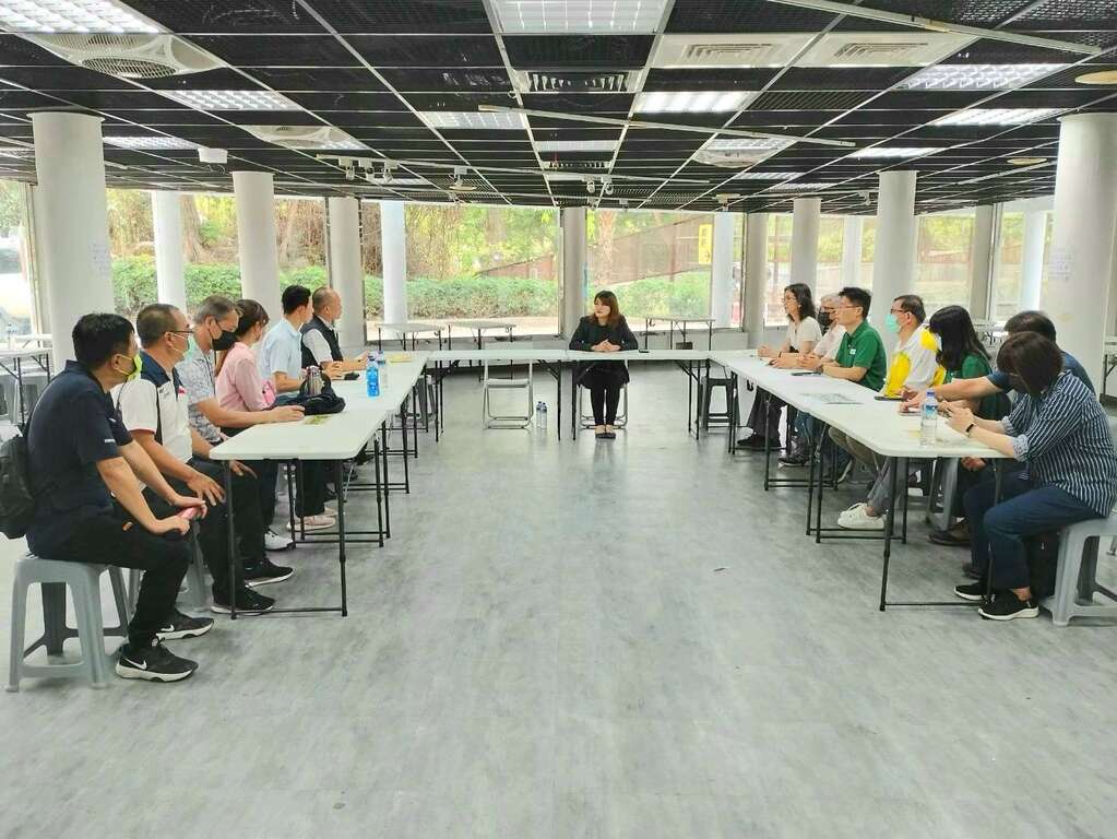 圖1 1龍虎塔鐵門關閉進行人員管制 圖2 警方至龍虎塔內巡檢 圖3~10 警方全面巡檢壽山動物園場域 圖11 觀光局長高閔琳邀集警局及園方召開緊急應變會議