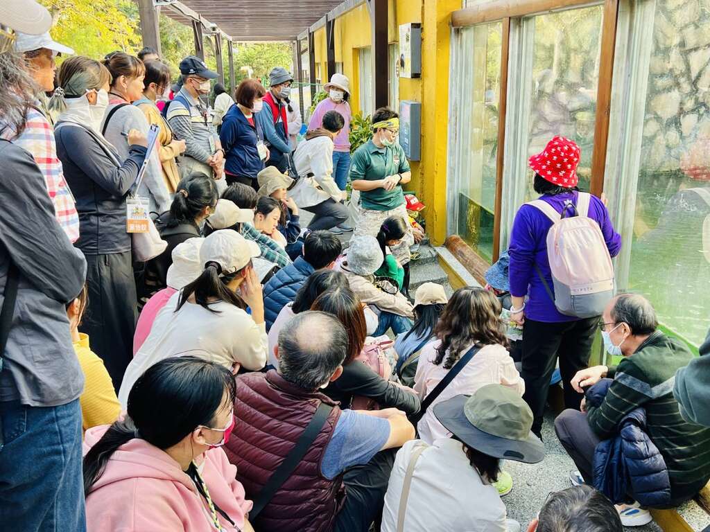 圖2 保育員詳細解說動物的習性及特徵