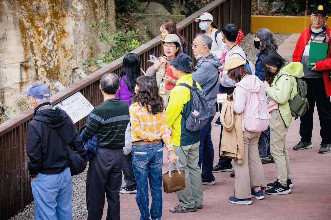 圖3 資深導覽志工示範動物導覽解說