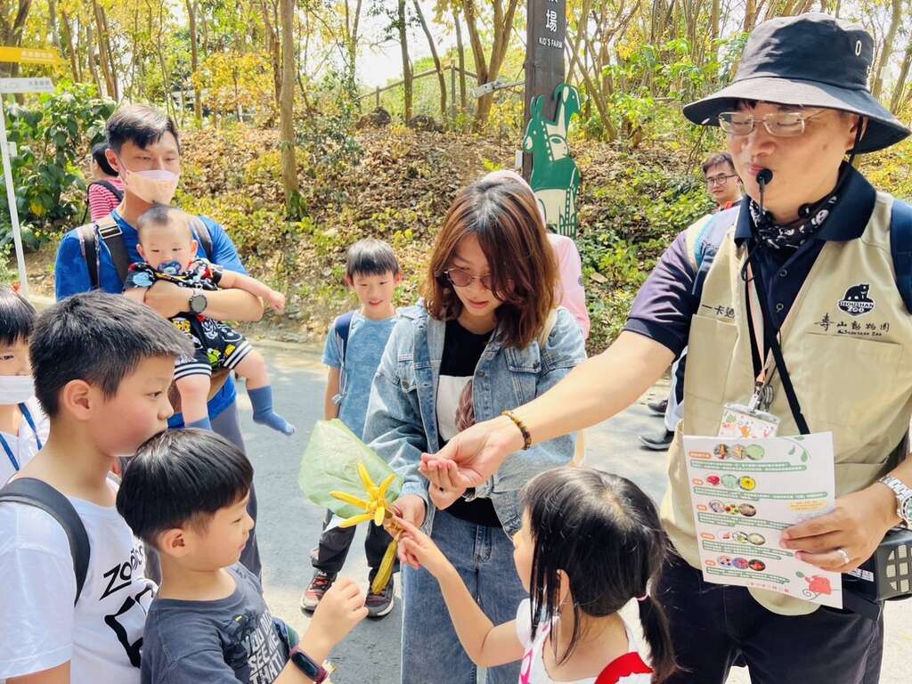 圖5 學童認真觀察槭葉翅子木的花朵