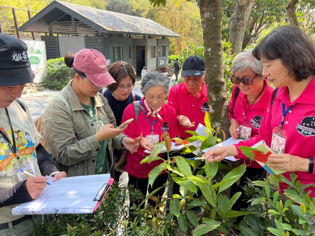 圖2動物園志工為園區植物點名，青銀共學籌備植物地圖資料