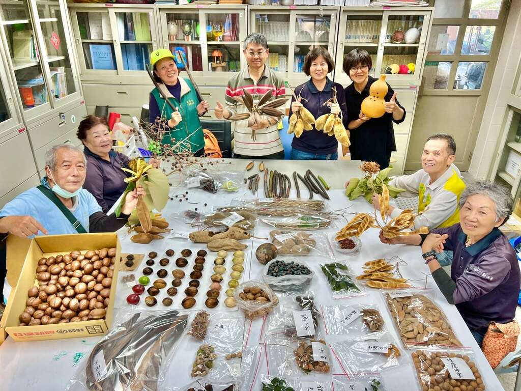 圖1 「植物小學堂」展示志工蒐集多年的寶藏