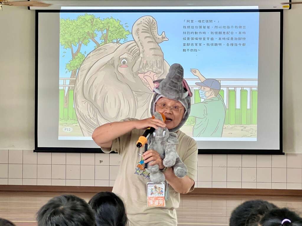 圖二「舒桑姑姑」輔以生動的肢體語言讓故事更添戲劇性