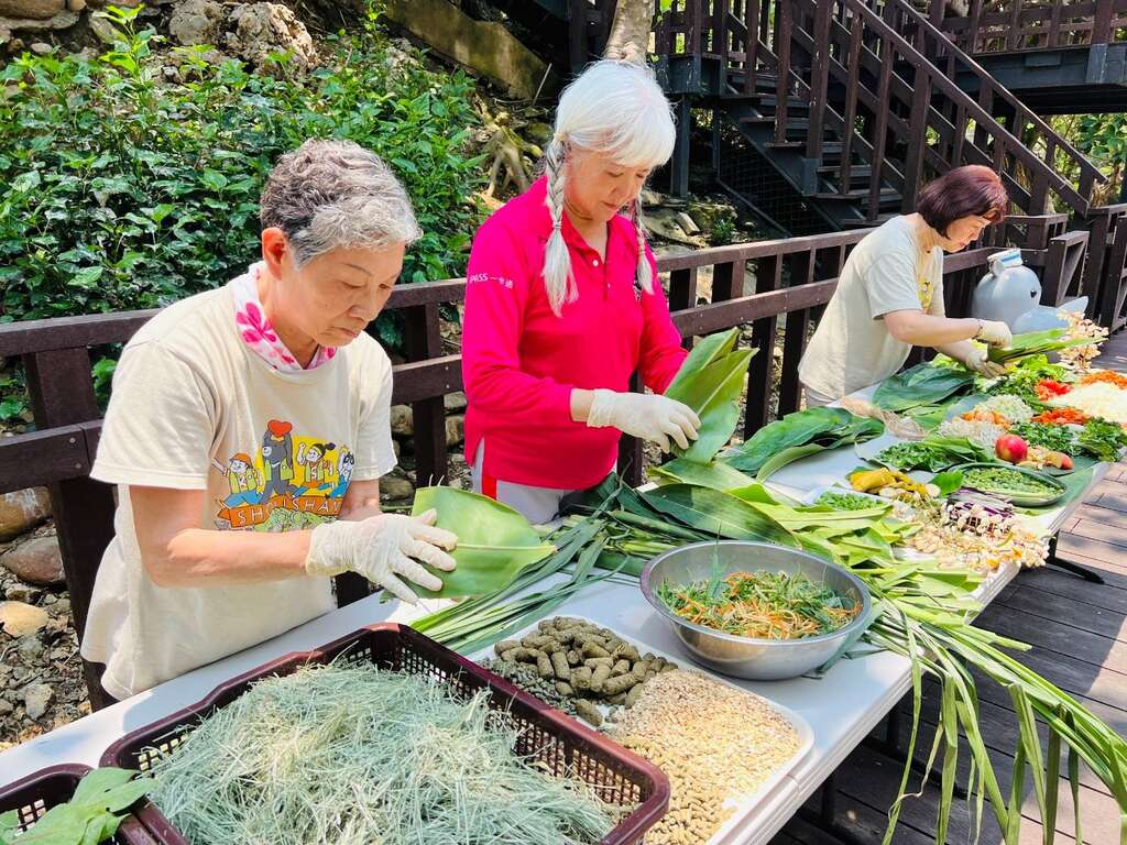 圖4:志工媽媽依照動物食性,用心包出各種口味的粽子