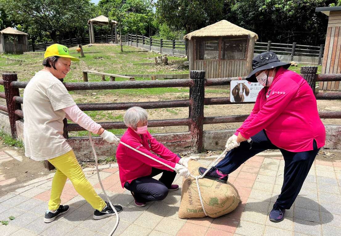 圖5:志工媽媽使出渾身解數製作大香包