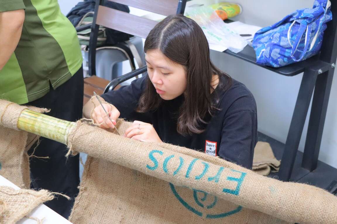 圖4 沼林袋鼠組學員專心地在縫製印地安帳篷
