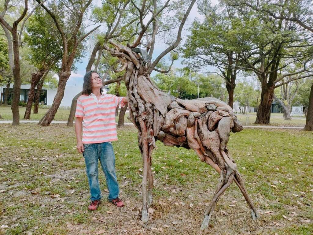 圖3 藝術家王偉權擅長利用漂流木的自然形狀與紋理組合成各種動物形象