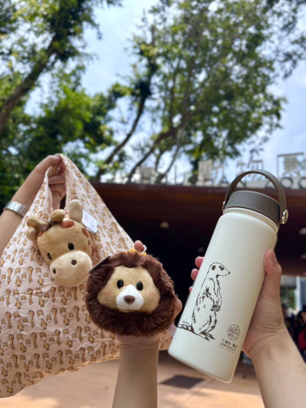 圖3 六福村的購物袋及保溫瓶在壽山動物園的「白舍」紀念品店展售