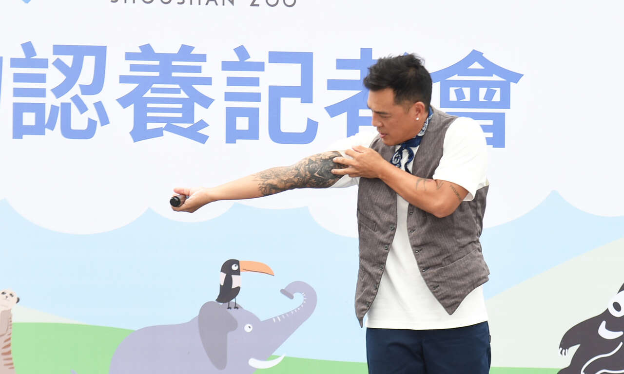 圖3 壽山動物園動物認養大使竇智孔秀出手臂上的黑熊刺青