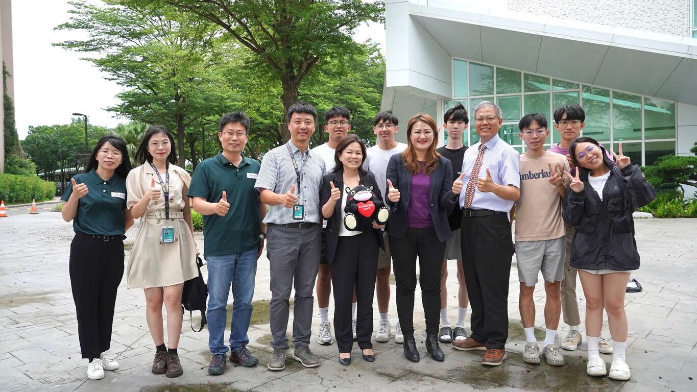 圖7 觀光局長高閔琳與樹人醫護專科學校林品瑄校長及師生合影