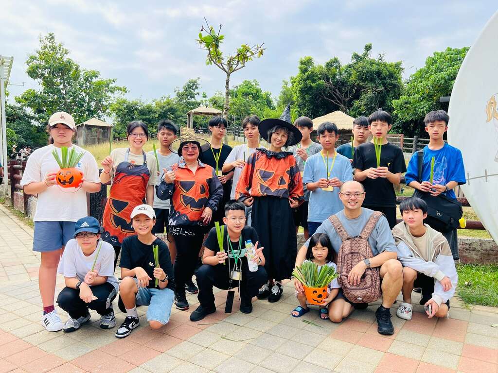 圖6 壽山動物園志工穿著應景服飾發放牧草