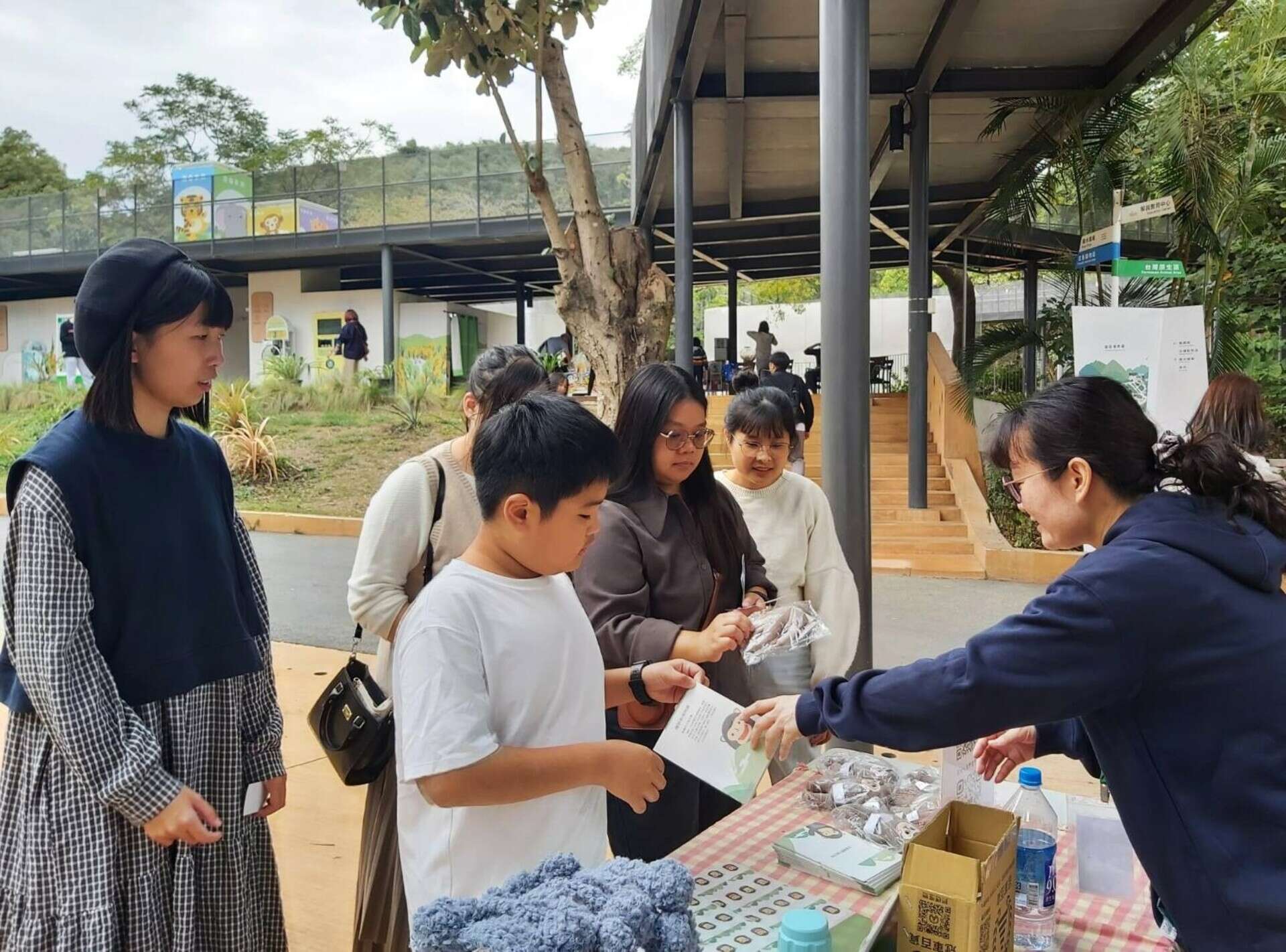 圖5 獼猴協會設攤並向遊客宣導獼猴友善共存