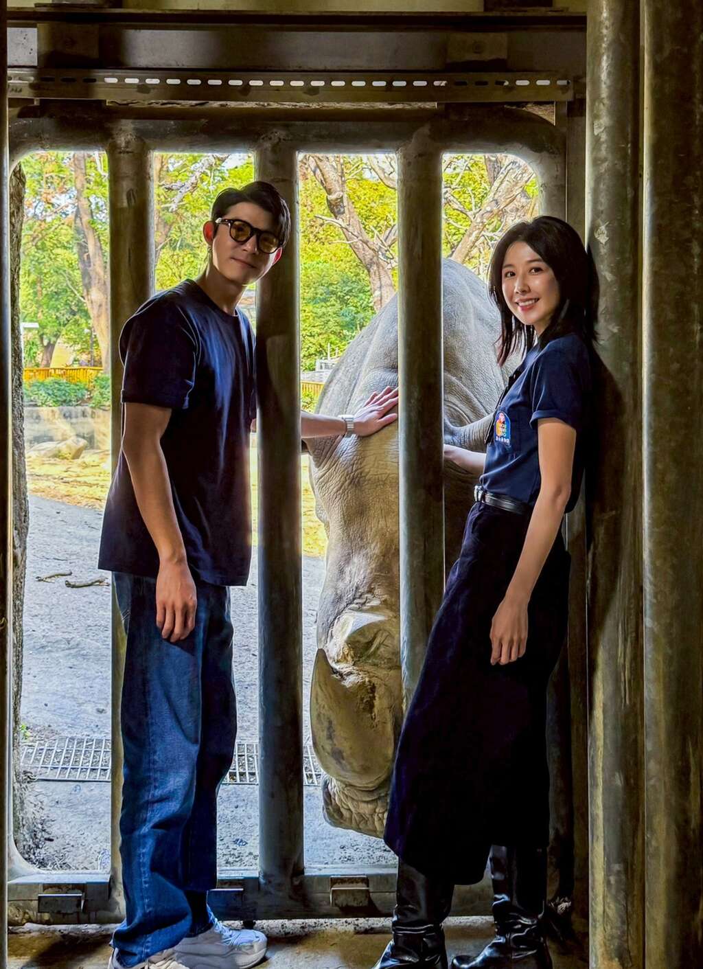 圖3 主要演員重返壽山動物園探訪園區動物(影集《動物園》提供)