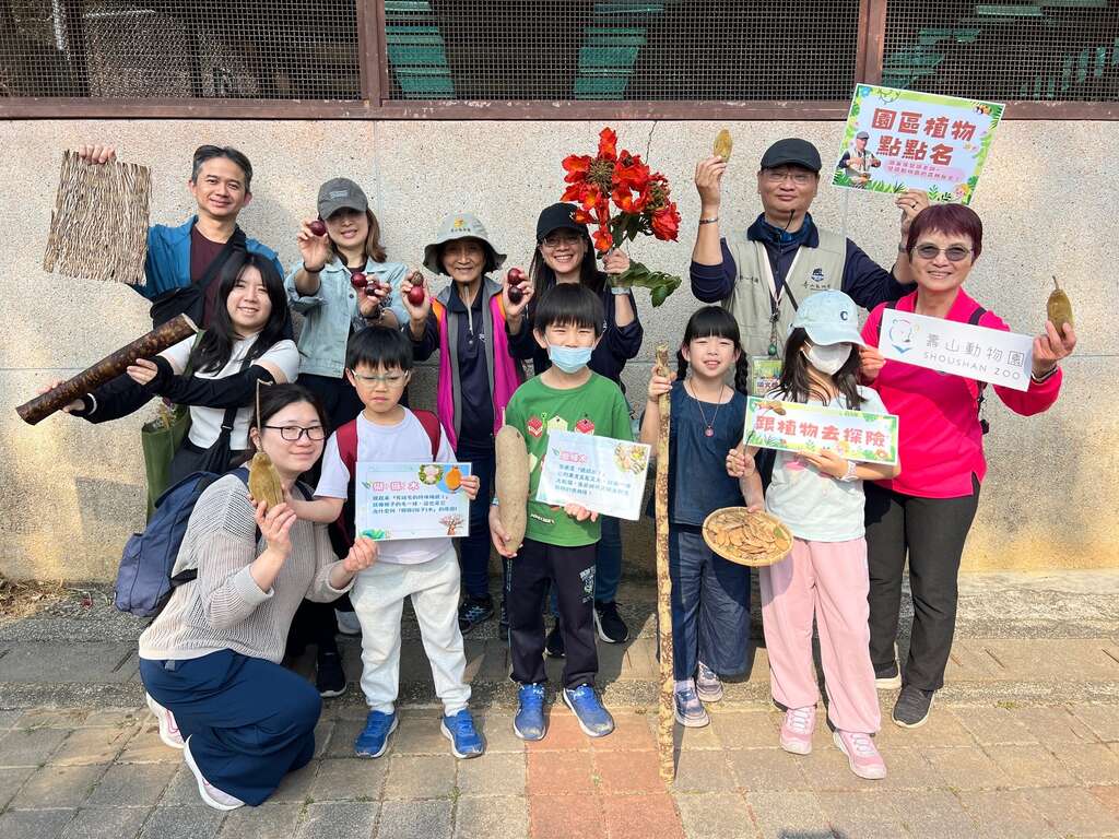 圖9 導覽志工項文雄介紹園區植物