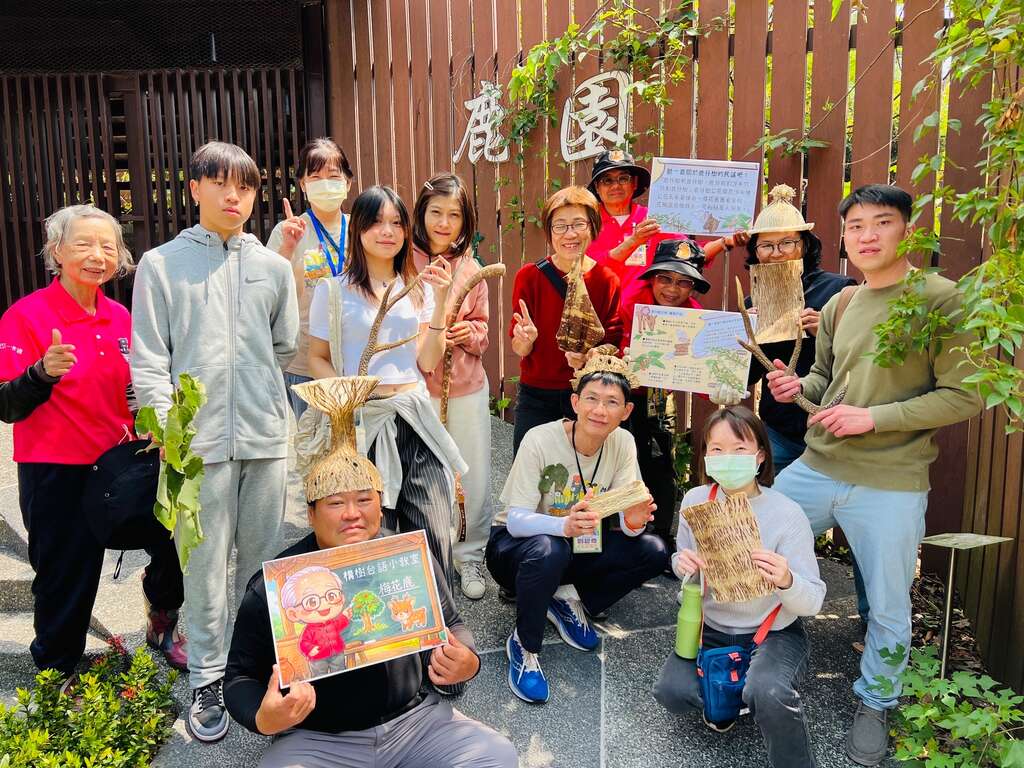 圖10 導覽志工黃信憲及劉碧奇以台語導覽構樹知識