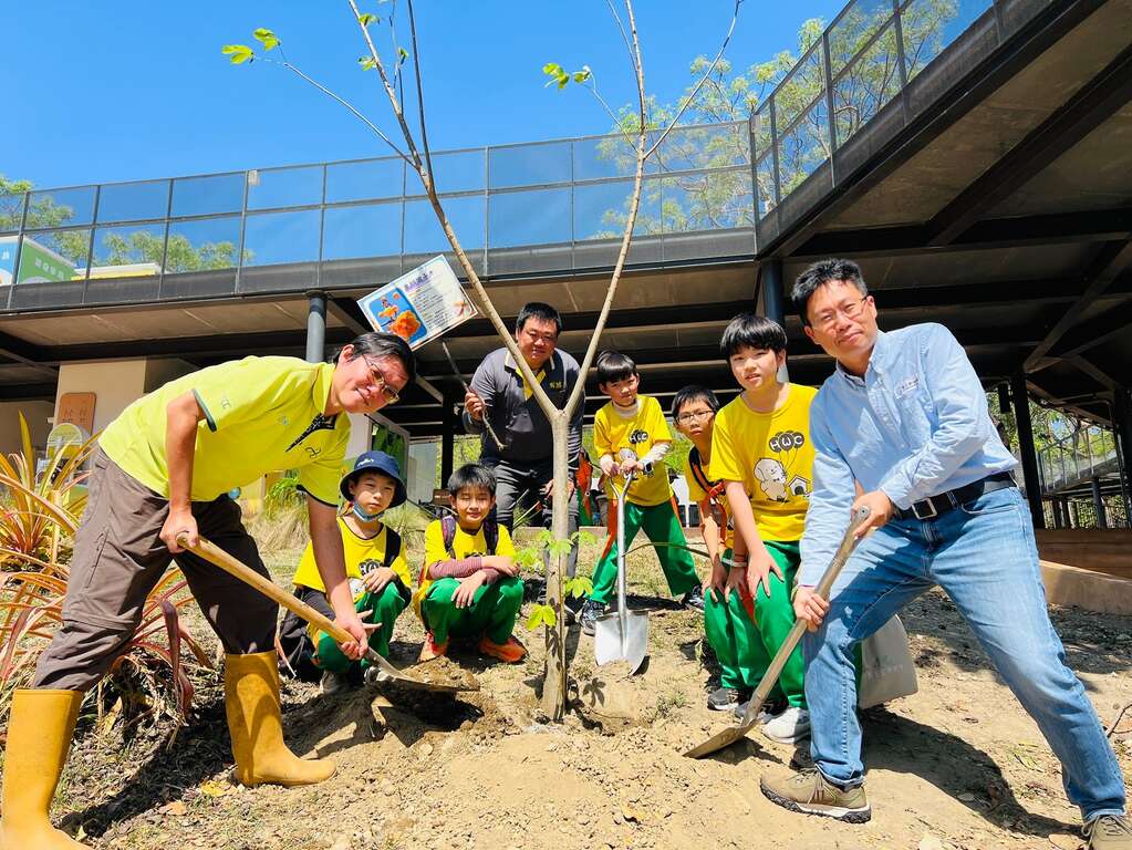 圖13 壽山動物園攜手財團法人辜嚴倬雲植物保種中心進行「重瓣彎子木」異地復育