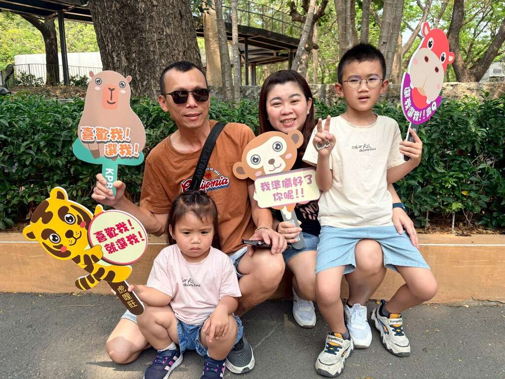 圖2 親子到訪壽山動物園參加「壽Q家族」人氣票選活動