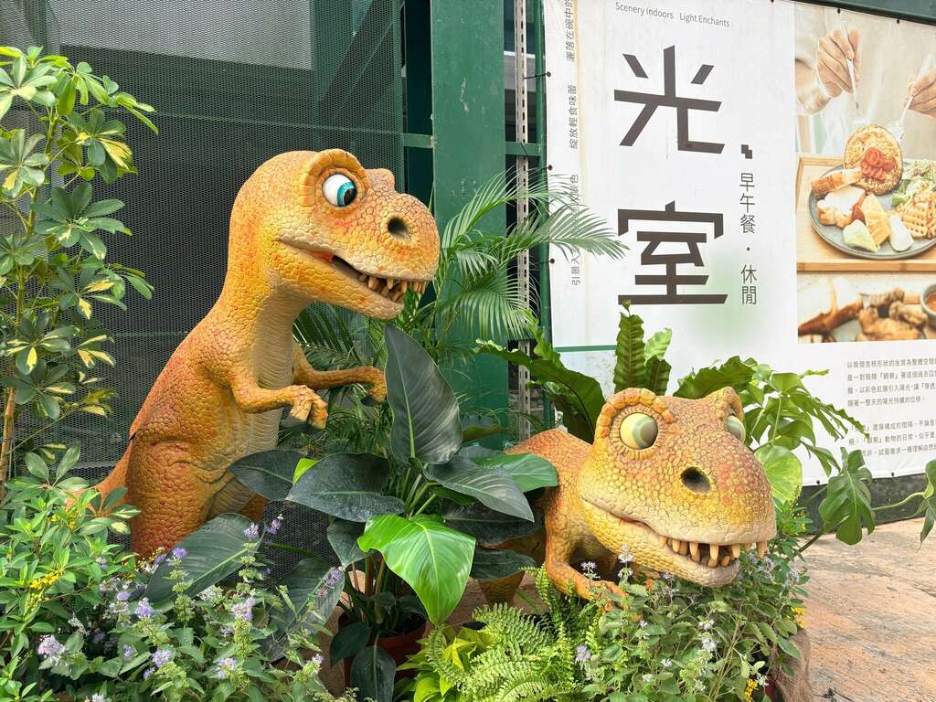 圖7 壽山動物園推「時光探險」任務，邀請大小朋友與恐龍裝置合影