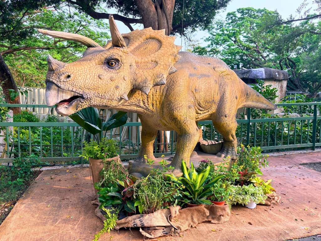 圖8 壽山動物園推「時光探險」任務，邀請大小朋友與恐龍裝置合影